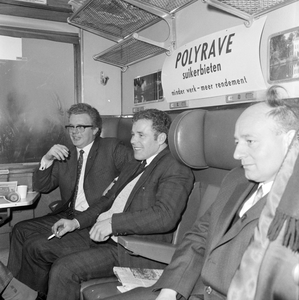 859335 Afbeelding van enkele bezoekers van de beurs Het Landbouwwerktuig in de RAI te Amsterdam in een coupé van de ...